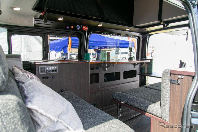リーズナブルな「ハイエース」バンコン「Rugged VAN(ラギッドバン)」に若者たちが注目……神奈川キャンピングカーフェア