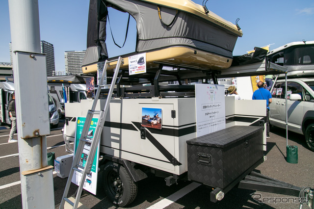 災害時にも活躍する大容量の積載量のコンテナ&ルーフテントがセットになった小型トレーラー「かるキャンフォローミー」……神奈川キャンピングカーフェア