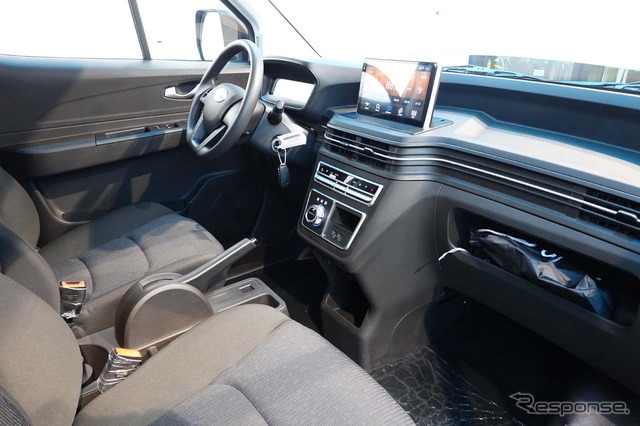 ELEMO-Lの運転席周り。右ハンドルが導入されるかは未定