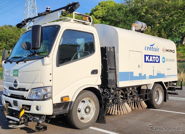 自動運転システムを装備した路面清掃車
