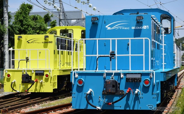 導入された総合車両製作所の新しい車両牽引車『ECOMO』。澄んだ青空をイメージした水色が1号機、春の芽吹きをイメージした黄色が2号機。