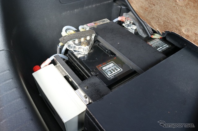 フロア下にはサブバッテリーを設置する。電源部の強化に力を入れるオーナーなので、バッテリーにも気を配った。