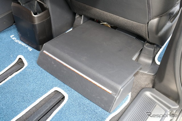 後席の足もとスペースを見るとプロテクションが施されているのがわかる。運転席下部を使った省スペース取り付けとした。