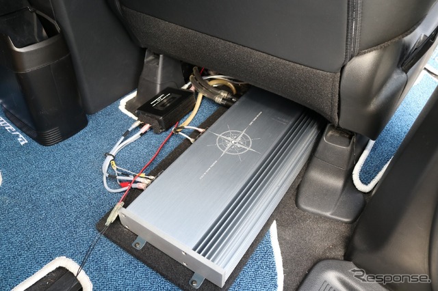 運転席の下にはアンプボードを設置してサブウーファー用のシンフォニ・クワトロリゴのヘリテージ スリーをインストールする。