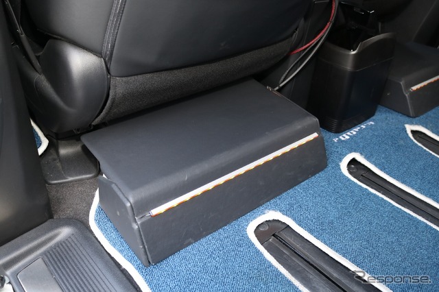 運転席同様に助手席のシート下にもパワーアンプを取り付ける。こちらもプロテクション処理を施し、後席の使い勝手を確保した。