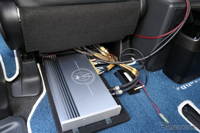 助手席下にはフロントスピーカー用のパワーアンプであるシンフォニ・クワトロリゴのプレシジョン ツーをインストールする。