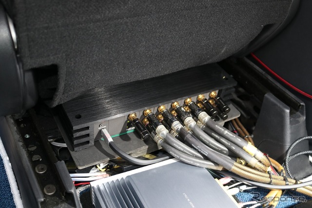 助手席下の前部スペースにはプロセッサーもインストールされている。こちらはブラックスDSPを用いる。