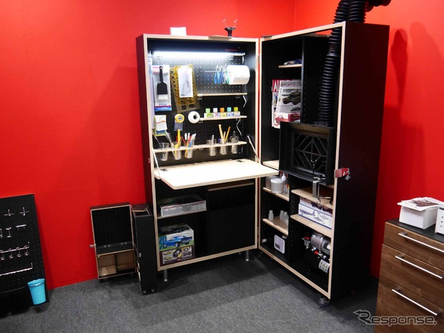 モデーロが展示した「四畳半に収まるガレージライフ」がテーマの折り畳み式工作机