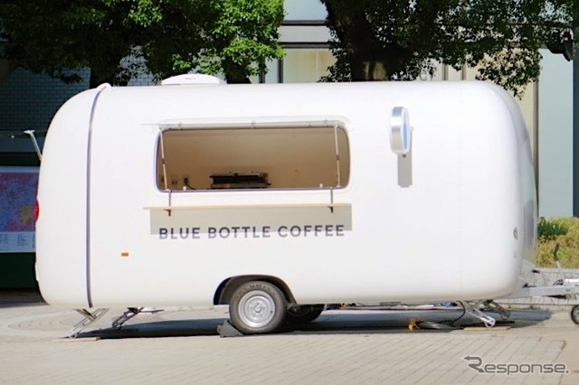 ブランドロゴを入れたクラシカルなデザインが特徴的なコーヒートラック