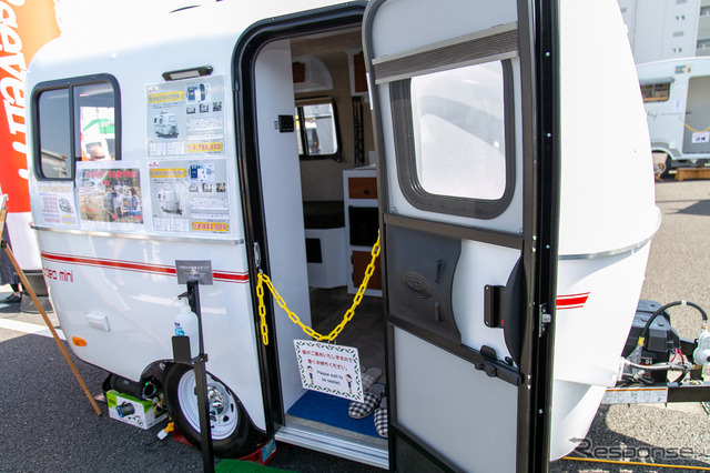 初めての車中泊に最適な「ちょうどいいサイズ」のバンコン&トレーラーをカーショップスリーセブンが出展…神奈川キャンピングカーフェア