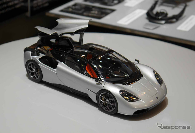 リアカウルが開いてV12エンジンが見える『GMA T.50』