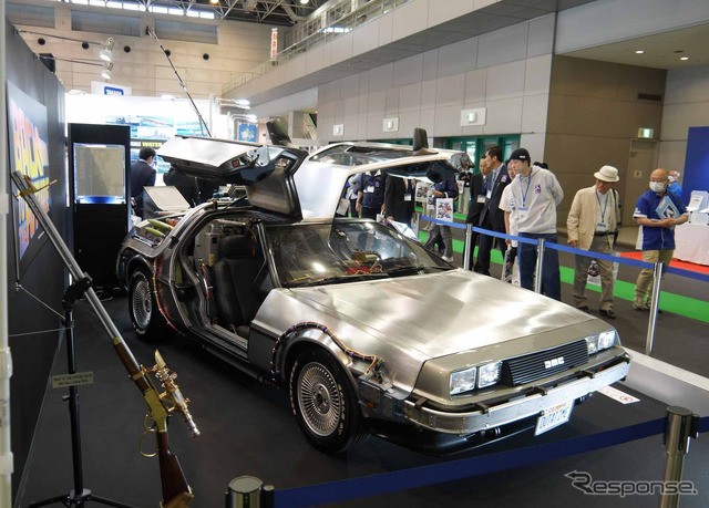 こちらはホンモノのデロリアン。まさに1/1のミニカー的な様相である。