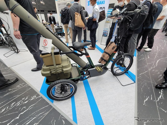 斜め上から見ると、サドルポストに付けられた枠がよくわかる。長尺モノを自転車で運べたら便利だ。