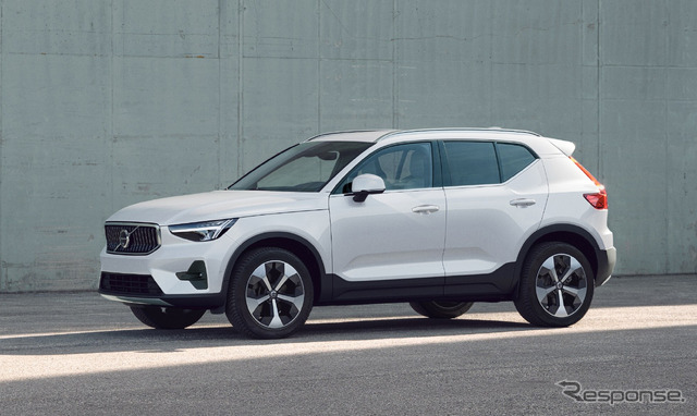 ボルボ XC40 アルティメットB4 AWD