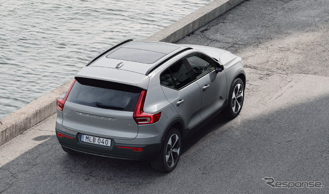 ボルボ XC40 アルティメットB4 AWD ダークエディション