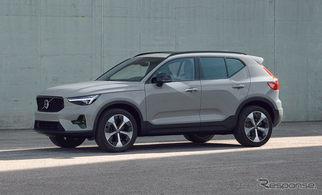 ボルボ XC40 アルティメットB4 AWD ダークエディション