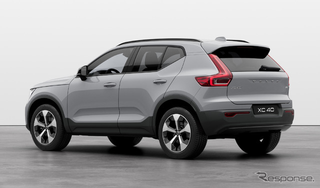 ボルボ XC40 アルティメットB4 AWD ダークエディション