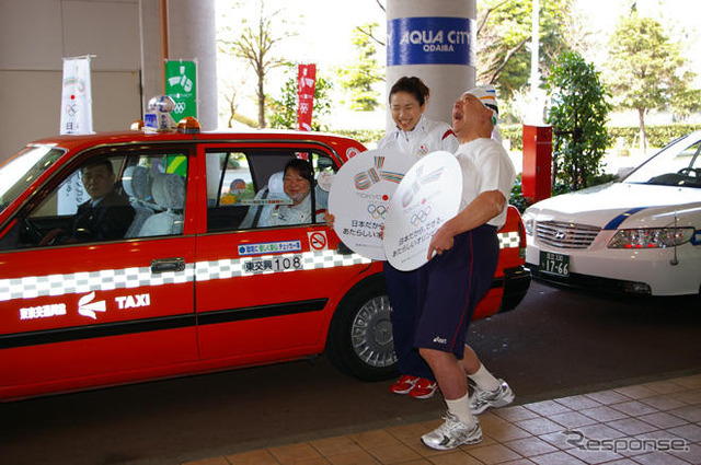 東京オリンピック招致、タクシーに気合いのステッカー