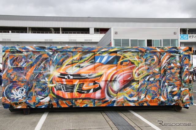 グラフィティーアーティストのNumber-D氏とのコラボレーションにより、「VIVID ORANGE EDITION」からインスピレーションを得たアートワーク