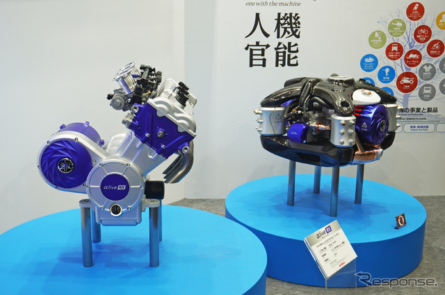 ヤマハ発動機が初公開したドローン向け高性能レンジエクステンダー『αlive RX』（左）