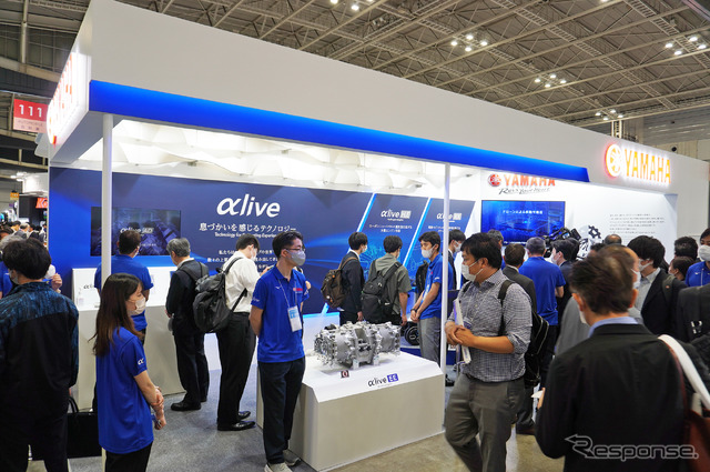 技術コンセプト「αlive」シリーズを展示するヤマハ発動機のブース(人とくるまのテクノロジー展2023)
