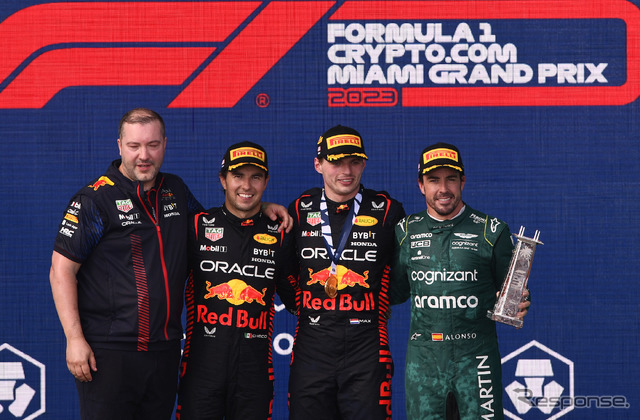 マイアミGPの表彰台。右から3位アロンソ(アストンマーティン)、優勝フェルスタッペン(レッドブル)、2位ペレス(同)。
