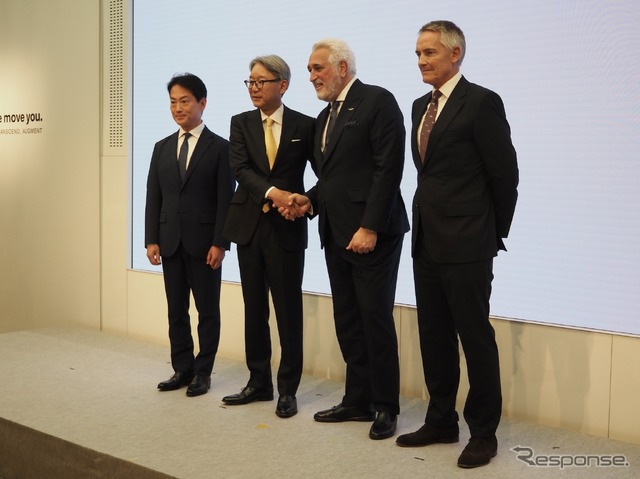 発表会の壇上、左から渡辺HRC社長、三部ホンダ社長、アストンマーティンF1首脳のストロール氏とウィットマーシュ氏。