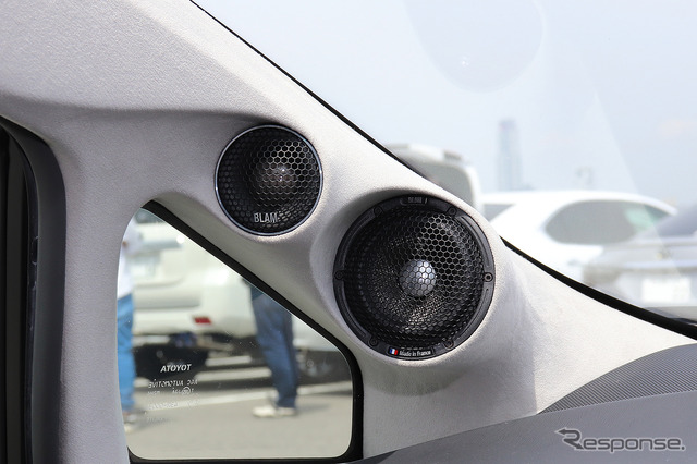 「アウター化」にてドアスピーカーが取り付けられたオーディオカーの一例(製作ショップ:ジパング<鳥取県>)。