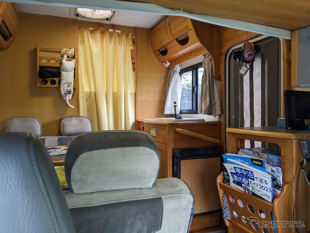 「アミティ」の室内(ダイネット周辺)。運転席から見えるキャビネット部分。振り向けばこの光景。完全に別世界です。