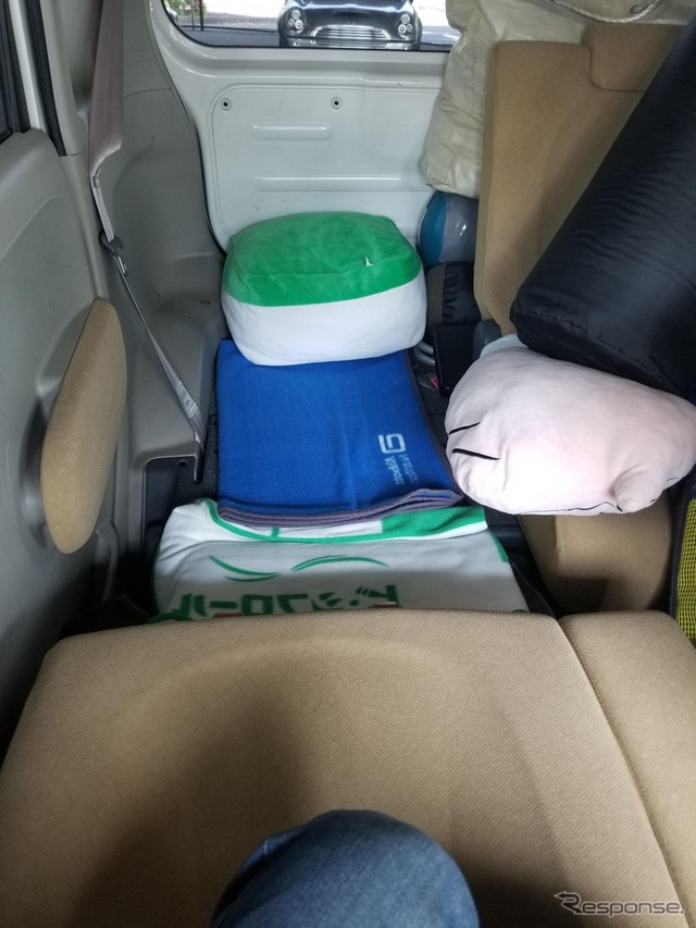 前に乗っていた軽自動車:シートをフラットにした後、段差を埋めてからマットを敷いていました。ゴツゴツして結構痛い。