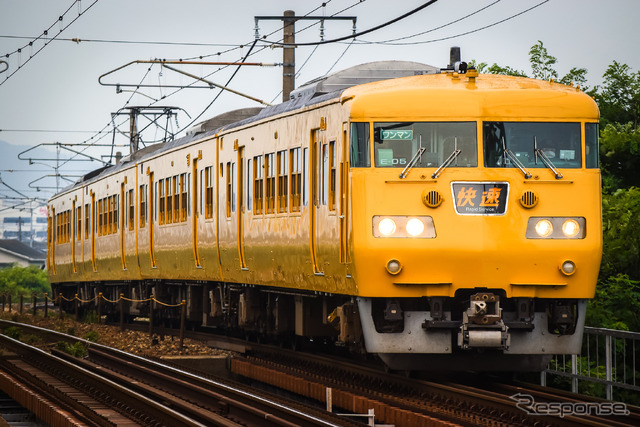 227系「Urara」の投入により定期運用から撤退する下関総合車両所岡山電車支所の国鉄型117系。現在、4両編成4本が在籍しており、2010～2015年に黄色塗色化されている。