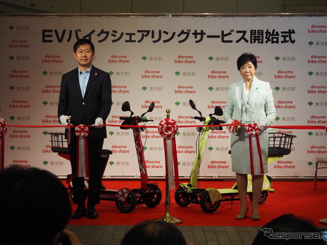 東京EVバイクシェア開始式。ドコモ・バイクシェアの武岡代表取締役（向かって左）と東京都の小池知事