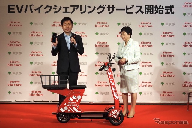 東京EVバイクシェア開始式。ドコモ・バイクシェアの武岡代表取締役（向かって左）と東京都の小池知事
