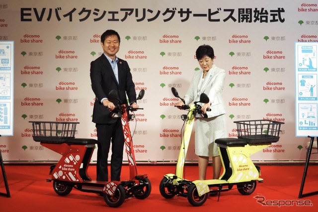 東京EVバイクシェア開始式。ドコモ・バイクシェアの武岡代表取締役（向かって左）と東京都の小池知事
