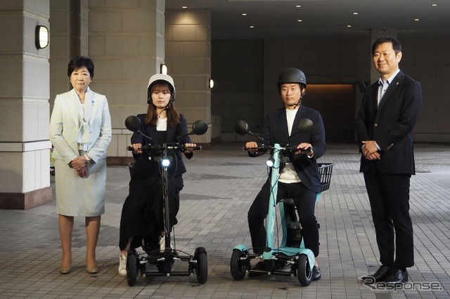 東京EVバイクシェア開始式。東京都の小池知事（向かって左）とドコモ・バイクシェアの武岡代表取締役（同右端）