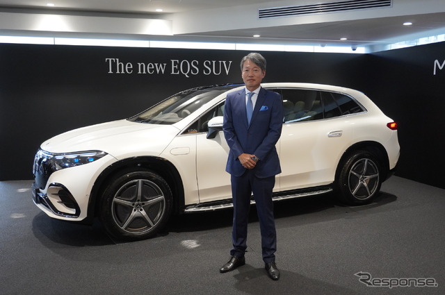 メルセデス・ベンツ日本の上野金太郎社長兼CEOと『EQS SUV』