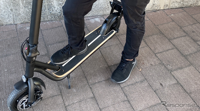 スケートボードと同じウッドデッキを採用