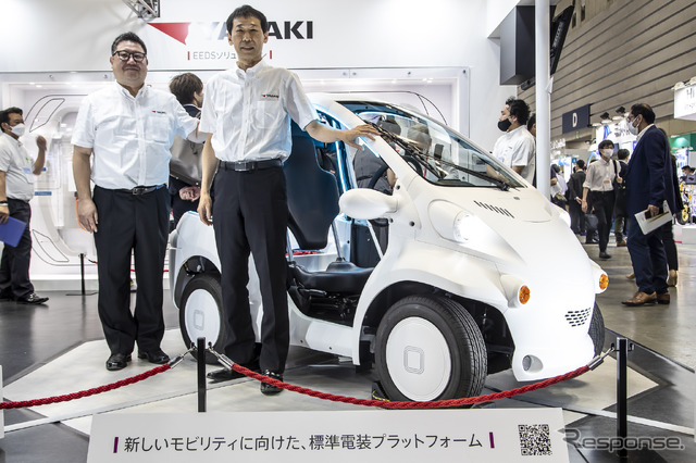 「新しいモビリティに向けた、標準電装プラットフォーム」について説明してくれた、矢崎総業 先行技術開発室 インフラシステム技術開発センター HMIシステム開発部 IS1チームの渡邉健良氏(左)と同 IS3チームリーダー 近藤義徳氏(右)