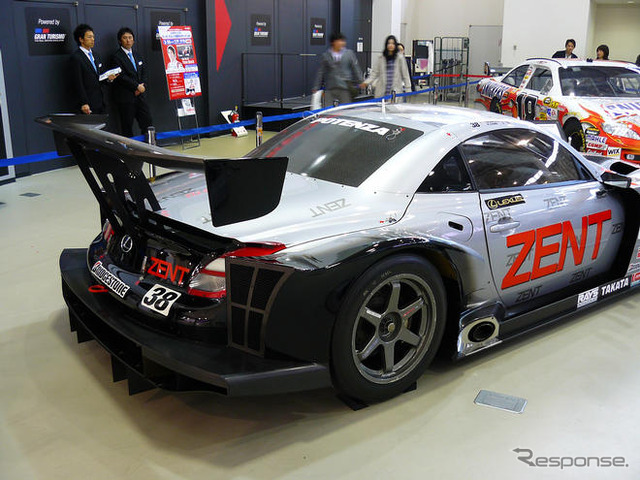 【トヨタスポーツ09】GT500仕様のレクサス SC430…08年型と比較
