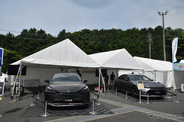会場に並べられたMIRAIスポーツコンセプト(左)とクラウンセダン(右)