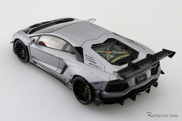 AOSHIMA 1/24 リバティーウォーク」シリーズ、LBワークス ランボルギーニ アヴェンタドール リミテッドエディション Ver.1 ※画像は見本用に塗装し組み立てた試作品。The “Lamborghini” and “Lamborghini Bull and Shield” trademarks, copyrights, designs
