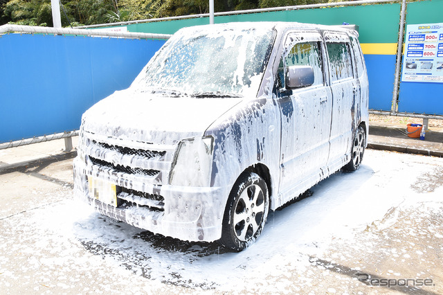 洗車場で泡をかけたら戦闘開始。いかに綺麗に洗い残し無く擦れるかの勝負となる