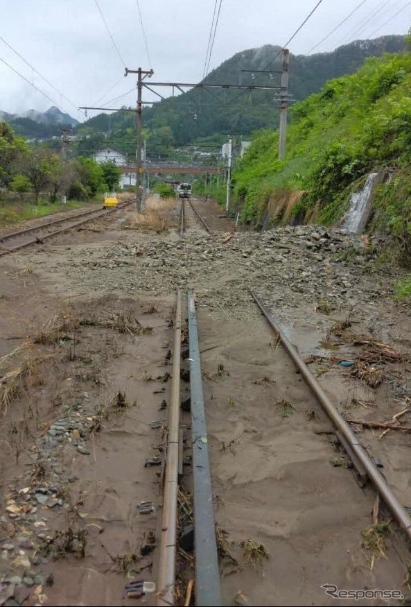 平岡駅の土砂流入現場。