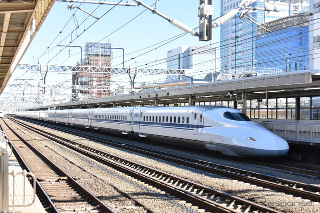 東海道新幹線静岡駅。リニア中央新幹線開業後に東海道新幹線の輸送力に余裕が生まれることを想定したシミュレーションが目下進められており、夏頃には公表される予定で、これについて斉藤大臣は会見で「色々なその時々の経済の状況、これからの社会のあり方等々、コンピューターを使って詳細な分析を行っているようです」と述べている。