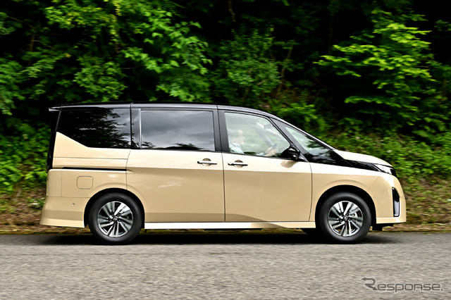 日産 セレナ e-POWER ハイウェイスターV(ボディカラー:利休)