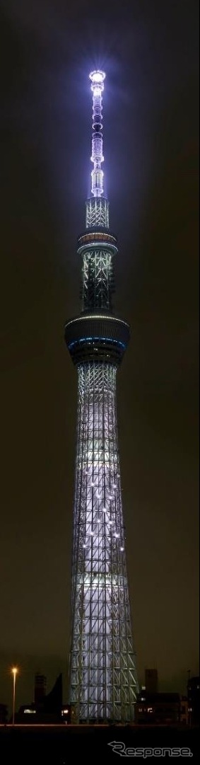 東京スカイツリーで行なわれる『スペーシアX』の特別ライティングイメージ。列車のロゴである「X」が上空へ駆けあがる演出が加えられる。
