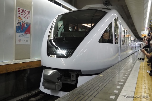 浅草駅で発車を待つ『スペーシアX』の試乗列車。向かって左の仮囲いの中が工事中の5番ホーム。