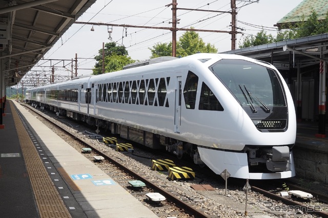 東武日光駅に停車中の『スペーシアX』試乗列車。