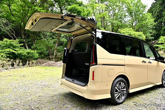 日産 セレナ e-POWER ハイウェイスターV(ボディカラー:利休)