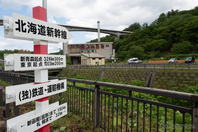 勝納川を挟んだ札幌方を見る。車が止まっている付近が朝里トンネルの坑口となる。川の対岸は駐車場となる。